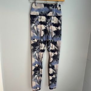 Alo Yoga blue/black/beige pattern legging.  Size medium; like new